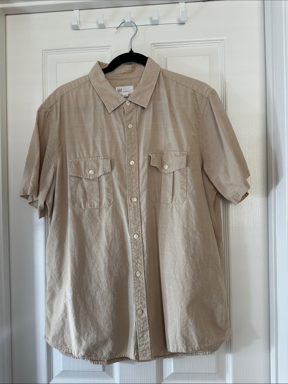 GAP Short Sleeve Button-Down Shirt in Beige Tan
